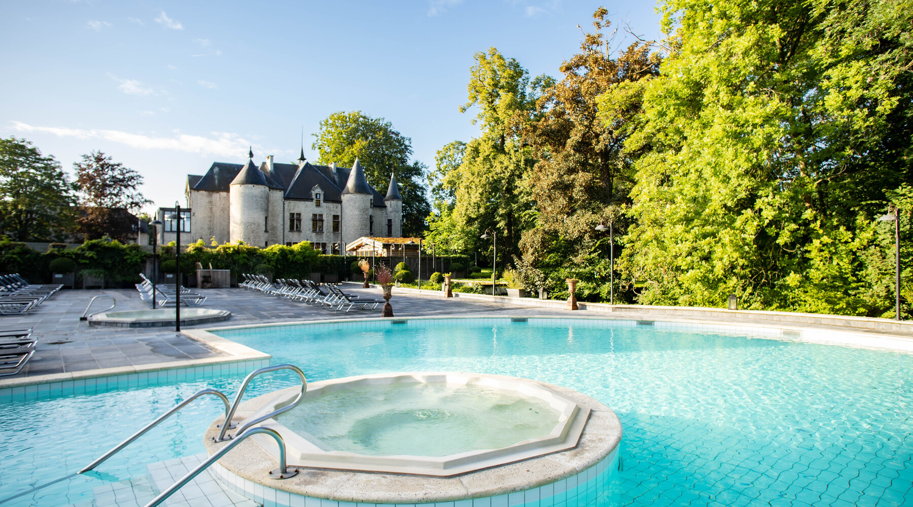 Thermae Boetfort, château et piscine extérieure