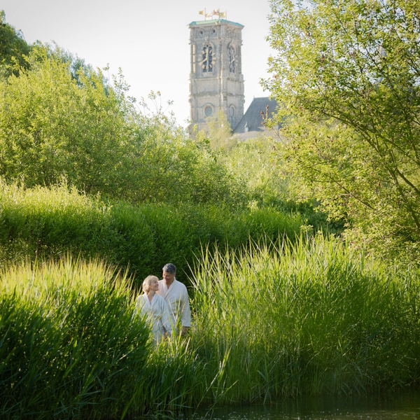 Jardin de Thermae Grimbergen avec la basilique en arrière-plan